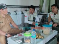 Foto: Kepala Puskesmas Giligenting, Adi Mulyono, usai meninjau pelaksanan vaksinasi Covid-19 di kediaman Kepala Desa Banmaleng, Ramli. (Foto: Zainal Arifin/wartazone.com)