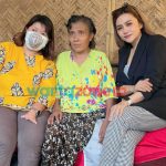 Caption: Berni Jember dan Relawan Rengganis, saat berkunjung ke rumah Ibu Romlah di Dusun Kresek, Desa Pancakarya, Kecamatan Ajung, Senin (18/10/2021).