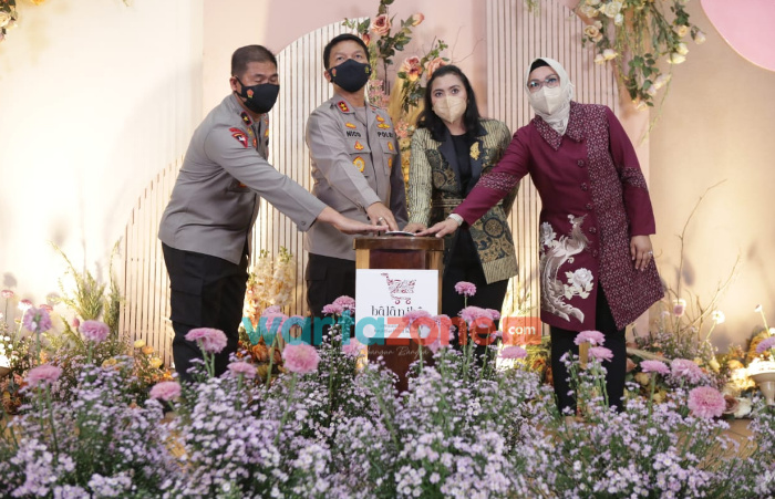 Foto: Kapolda Jawa Timur, Irjen Pol Nico Afinta, bersama Ketua Bhayangkari Daerah Jawa Timur, Ully Nico Afinta, saat membuka pameran UMKM binaan Bhayangkari.