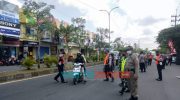 Foto: Operasi Yustisi Tim gabungan Satgas Covid-19 dari Dishub, TNI, Polri, dan Satpol PP setempat di Jalan Hayam Wuruk, Kecamatan Kaliwates, Jember, Selasa (19/10/2021).