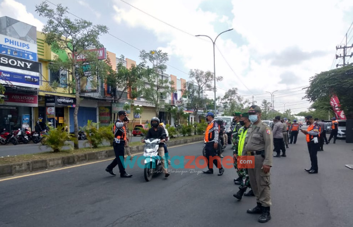 Foto: Operasi Yustisi Tim gabungan Satgas Covid-19 dari Dishub, TNI, Polri, dan Satpol PP setempat di Jalan Hayam Wuruk, Kecamatan Kaliwates, Jember, Selasa (19/10/2021).