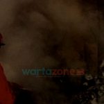 Foto: Tampak petugas pemadam kebakaran sedang memadamkan api di ruangan admin di dalam gudang distributor elektronik polytron Jember.