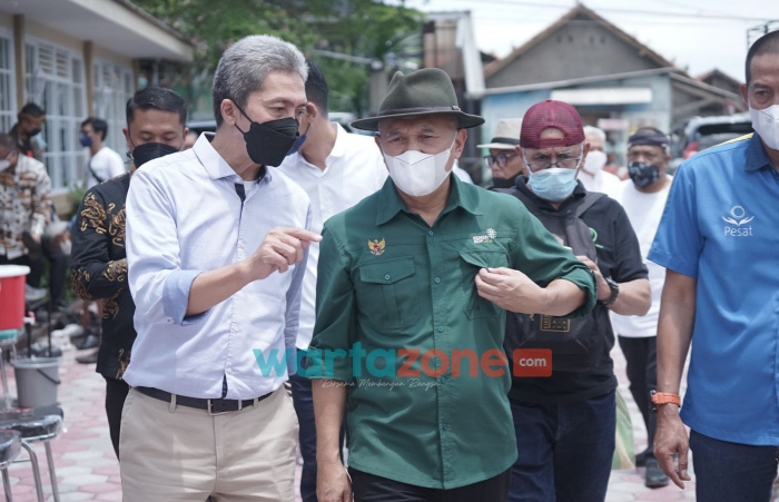 Foto: Wakil Wali Kota Bogor, Dedie A Rachim saat mendampingi Menteri Teten melihat potensi tanaman hias di Minaqu Indonesia.