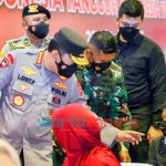 Foto: Panglima TNI Marsekal Hadi Tjahjanto dan Kapolri Jenderal Listyo Sigit Prabowo, saat meninjau kegiatan vaksinasi, di Gedung Satya Haprabu Korps Brimob Polri, Depok.
