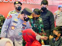 Foto: Panglima TNI Marsekal Hadi Tjahjanto dan Kapolri Jenderal Listyo Sigit Prabowo, saat meninjau kegiatan vaksinasi, di Gedung Satya Haprabu Korps Brimob Polri, Depok.