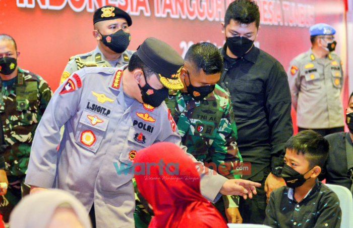 Foto: Panglima TNI Marsekal Hadi Tjahjanto dan Kapolri Jenderal Listyo Sigit Prabowo, saat meninjau kegiatan vaksinasi, di Gedung Satya Haprabu Korps Brimob Polri, Depok.