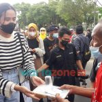Foto: Tampak beberapa petugas ACT Jember saat membagikan makanan gratis di sekitaran Alun-alun Jember, Rabu (20/10/2021).