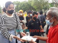 Foto: Tampak beberapa petugas ACT Jember saat membagikan makanan gratis di sekitaran Alun-alun Jember, Rabu (20/10/2021).