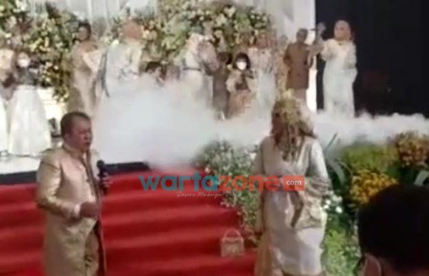Foto: Tangkap layar video Bupati Jember dan istrinya Kasih Fajarini, saat bernyanyi dan berjoget di acara pernikahan keponakannya, di Hall New Sari Utama.