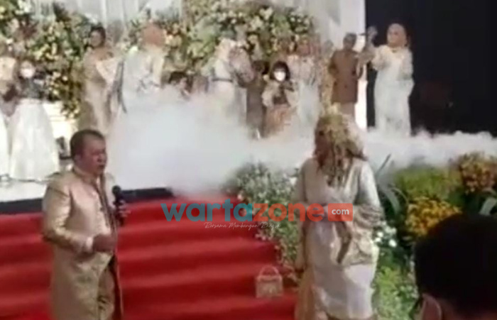 Foto: Tangkap layar video Bupati Jember dan istrinya Kasih Fajarini, saat bernyanyi dan berjoget di acara pernikahan keponakannya, di Hall New Sari Utama.