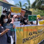Foto: Sejumlah aktivis saat menggelar aksi di depan Gedung Pengadilan Negeri Jember, Kamis (21/10/2021) siang.