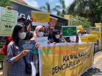 Foto: Sejumlah aktivis saat menggelar aksi di depan Gedung Pengadilan Negeri Jember, Kamis (21/10/2021) siang.