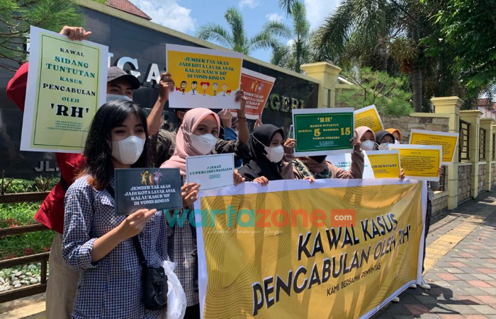 Foto: Sejumlah aktivis saat menggelar aksi di depan Gedung Pengadilan Negeri Jember, Kamis (21/10/2021) siang.