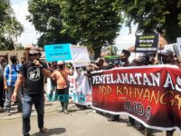Foto: Sejumlah buruh dari Perusahaan Daerah Perkebunan yang tergabung dalam FK PAK (Forum Komunikasi Pekerja Antar Kebun) Jember, saat menggelar aksi unras di depan Gedung DPRD Jember.