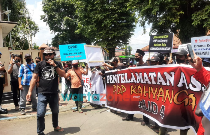 Foto: Sejumlah buruh dari Perusahaan Daerah Perkebunan yang tergabung dalam FK PAK (Forum Komunikasi Pekerja Antar Kebun) Jember, saat menggelar aksi unras di depan Gedung DPRD Jember.
