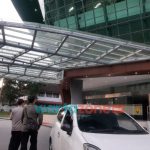 Foto: Petugas BKSDA Wilayah 16 Jember saat melakukan evakuasi monyet ekor panjang di Gedung Auditorium Unej, Kamis (21/10/2021).
