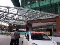 Foto: Petugas BKSDA Wilayah 16 Jember saat melakukan evakuasi monyet ekor panjang di Gedung Auditorium Unej, Kamis (21/10/2021).