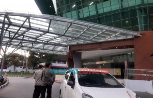 Seekor Monyet Ekor Panjang Berkeliaran di Atas Gedung Auditorium Unej