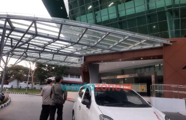 Foto: Petugas BKSDA Wilayah 16 Jember saat melakukan evakuasi monyet ekor panjang di Gedung Auditorium Unej, Kamis (21/10/2021).