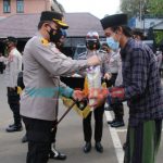 Foto: Polresta Malang Kota, saat membagikan paket bantuan sembako dan beras, di pondok pesantren.