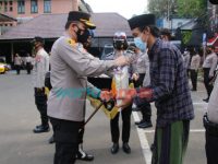 Foto: Polresta Malang Kota, saat membagikan paket bantuan sembako dan beras, di pondok pesantren.