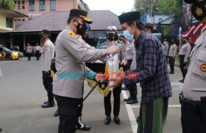 Peringati HSN 2021, Polresta Malang Kota Bagi-Bagi Sembako ke Pondok Pesantren