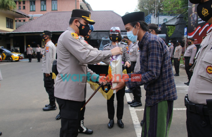Foto: Polresta Malang Kota, saat membagikan paket bantuan sembako dan beras, di pondok pesantren.