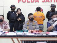 Foto: Polda Jatim, saat menggelar konferensi pers ungkap penipuan seleksi penerimaan Taruna Akpol Tahun 2021.