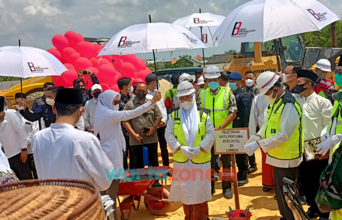 Foto: Bupati Sumenep, Achmad Fauzi, bersama Wakil Bupati Hj. Dewi Khalifah, saat meletakkan batu pertama pembangunan Myze Hotel di Jl Arya Wiraraja Gedungan, Sumenep.