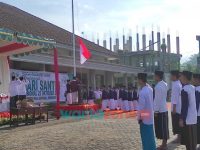 Foto: Kegiatan upacara Hari Santri Nasional 2021, di Ponpes Raudatul Ulum, Desa Sumberwringin, Kecamatan Sukowono, Jumat (22/10/2021).