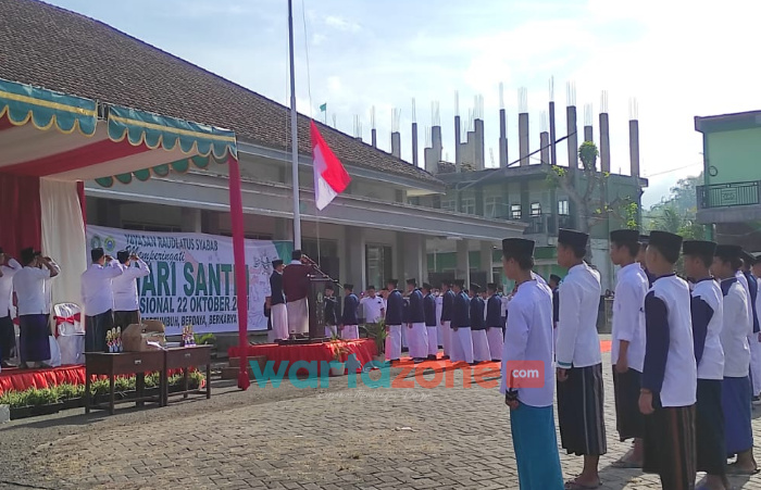 Foto: Kegiatan upacara Hari Santri Nasional 2021, di Ponpes Raudatul Ulum, Desa Sumberwringin, Kecamatan Sukowono, Jumat (22/10/2021).