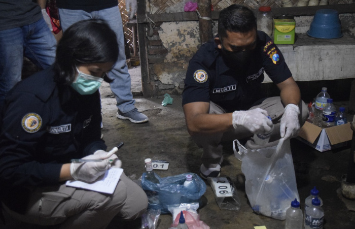Foto: Satuan Reserse Narkoba Polres Lumajang, saat membongkar rumah tempat produksi narkoba jenis sabu, di Desa Besuk, Kecamatan Tempeh Kabupaten Lumajang.