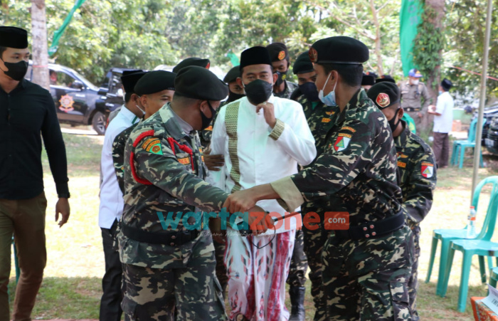 Foto: Bupati Sumenep, Achmad Fauzi, saat menghadiri pelantikan Pimpinan Cabang Gerakan Pemuda (GP) Ansor, di Pondok Pesantren Nurul Muhlishin, Desa Pakondang, Kecamatan Rubaru.