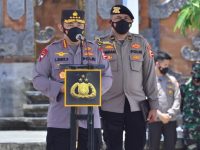 Foto: Kapolri, Jenderal Listyo Sigit Prabowo, saat memimpin Apel gelar pasukan kesiapan penerimaan Wisman di Bandara Internasional I Gusti Ngurah Rai, Bali.