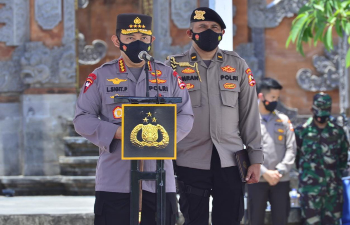 Foto: Kapolri, Jenderal Listyo Sigit Prabowo, saat memimpin Apel gelar pasukan kesiapan penerimaan Wisman di Bandara Internasional I Gusti Ngurah Rai, Bali.