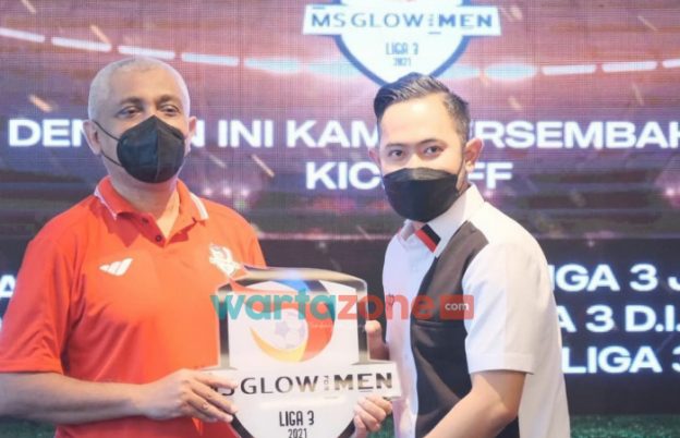 Foto: Gilang Widya Pramana selaku Co-Founder MS Glow (kanan), saat launching sebagai sponsor utama dalam mendukung gelaran Liga 3 di enam provinsi.