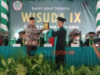 Foto: Rektor INKADHA Sumenep Madura, Dr. Ach. Syaiful A'la, saat memberi cinderamata kepada Bupati Sumenep, yang diwakili H. Ahmad Masuni, dalam acara wisuda IX.