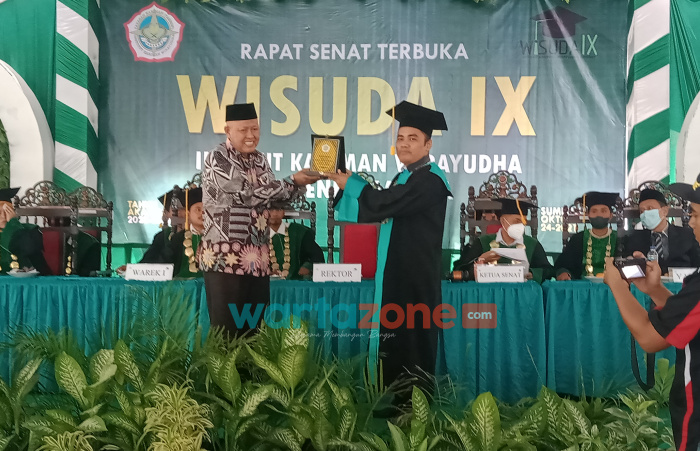 Foto: Rektor INKADHA Sumenep Madura, Dr. Ach. Syaiful A'la, saat memberi cinderamata kepada Bupati Sumenep, yang diwakili H. Ahmad Masuni, dalam acara wisuda IX.