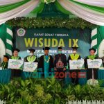 Foto: Direktur Operasional BPRS Bhakti Sumekar Sumenep, Hairil Fajar, saat foto bersama usai menyerahkan penghargaan dan uang pembinaan kepada sejumlah wisudawan berprestasi.