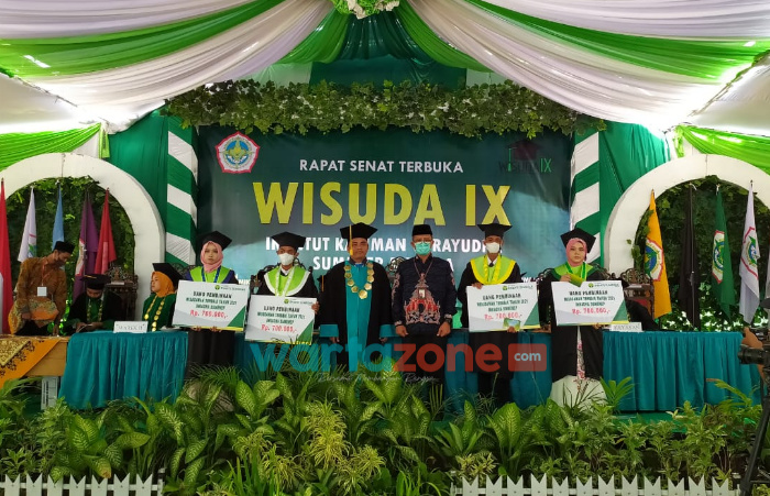 Foto: Direktur Operasional BPRS Bhakti Sumekar Sumenep, Hairil Fajar, saat foto bersama usai menyerahkan penghargaan dan uang pembinaan kepada sejumlah wisudawan berprestasi.