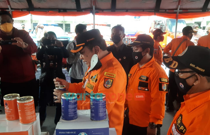 Foto: Bupati dan Wabup Jember, Hendy Siswanto dan Muhammad Balya Firjaun Barlaman (Gus Firjaun), saat meninjau peralatan kebencanaan alam.