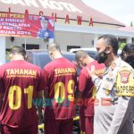 Foto: Kapolres Pasuruan Kota, AKBP Arman, saat menggelar konferensi pers penangkapan sindikat penipuan dan penggelapan kendaraan rental.