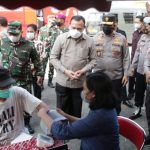 Foto: Ketua IKDB Komjen Pol Firli Bahuri, saat meninjau pelaksanaan Vaksinasi yang dilaksanakan di UMAHA (Universitas Ma'arif Hasyim Latif) Sidoarjo.