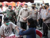 Foto: Ketua IKDB Komjen Pol Firli Bahuri, saat meninjau pelaksanaan Vaksinasi yang dilaksanakan di UMAHA (Universitas Ma'arif Hasyim Latif) Sidoarjo.