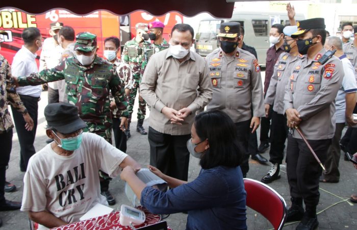 Foto: Ketua IKDB Komjen Pol Firli Bahuri, saat meninjau pelaksanaan Vaksinasi yang dilaksanakan di UMAHA (Universitas Ma'arif Hasyim Latif) Sidoarjo.
