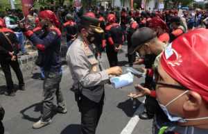 Aksi Buruh Tuntut Kenaikan Upah di Jatim, Diselipkan Vaksinasi Gratis