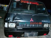 Foto: Penyok, bagian depan mobil pikap L300 usai alami kecelakaan (Foto: Dok. WARTA ZONE)