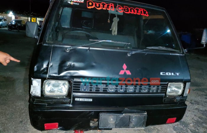 Foto: Penyok, bagian depan mobil pikap L300 usai alami kecelakaan (Foto: Dok. WARTA ZONE)