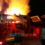 Foto: Petugas pemadam kebakaran saat berusaha menjinakkan api yang membakar Toko Amanda di Gapura (Foto: Dok. WARTA ZONE)