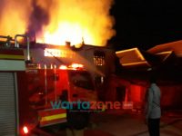 Foto: Petugas pemadam kebakaran saat berusaha menjinakkan api yang membakar Toko Amanda di Gapura (Foto: Dok. WARTA ZONE)